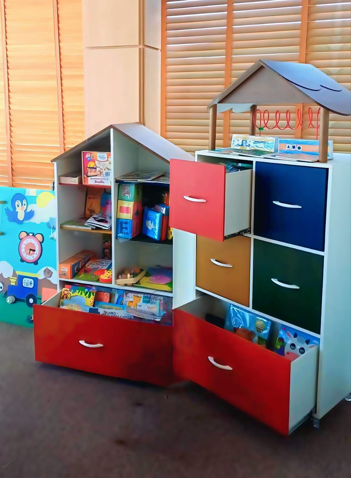 Materiais pedagógicos coloridos com livros e jogos didáticos