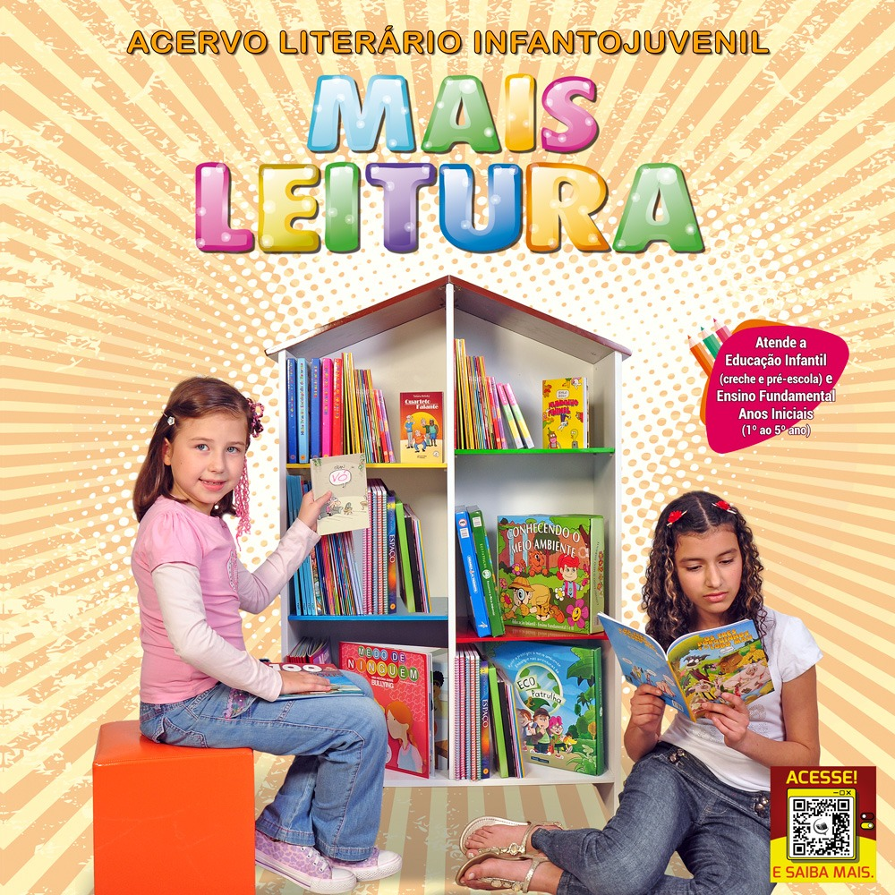 Crianças explorando livros em uma estante com formato de casinha